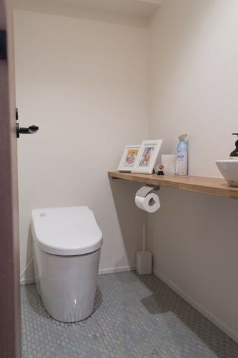 ベネチアンモザイクタイルのトイレ