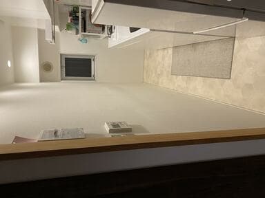 真っ白でちょっと陰気な印象のキッチンを明るくしたい