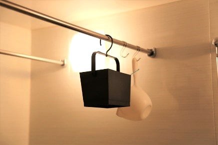 ピンチバスケットを浴室につるしている様子