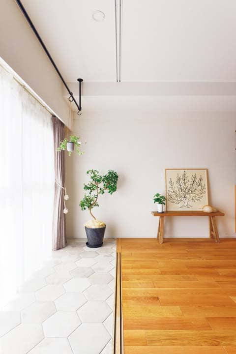 グレーのタイル貼りのインナーテラス