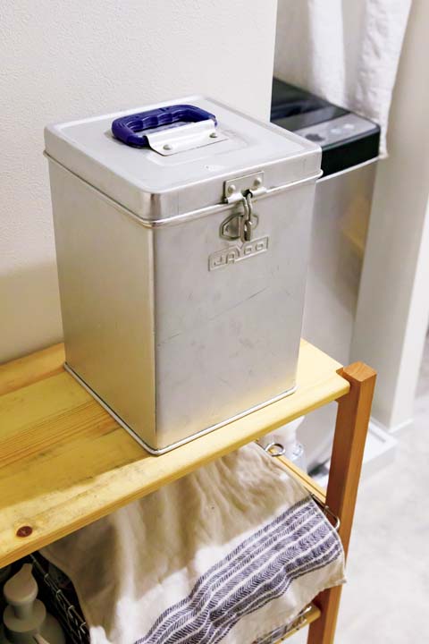 メイク道具をまとめたシンプルなスチール製の箱