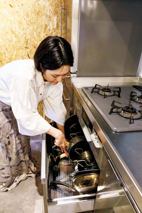 フライパンなどの大きいものはキッチンの引き出しにまとめて収納
