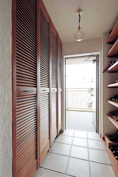 収納たっぷりの玄関