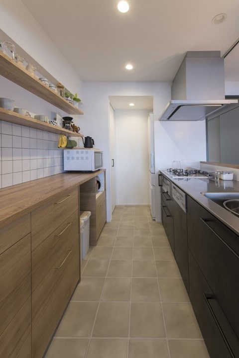 背面側にカウンターとオープン棚を造作したキッチン