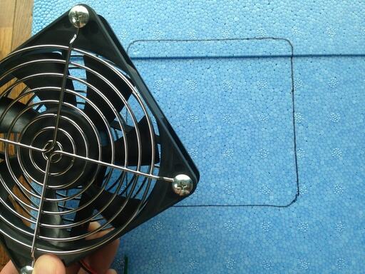 ファンをペンで縁取り