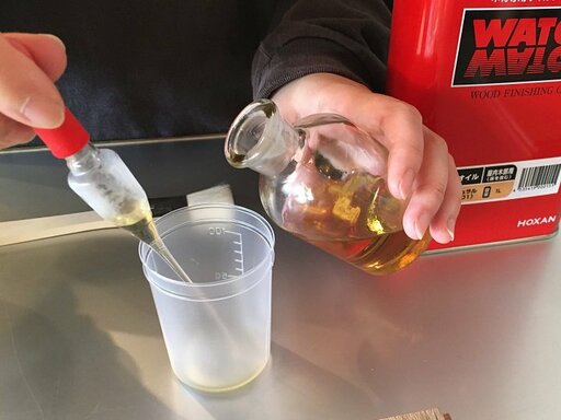 サラサラとした質感のワトコオイルを容器に