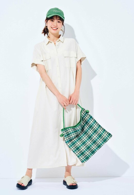 白いワンピースを着ている女性