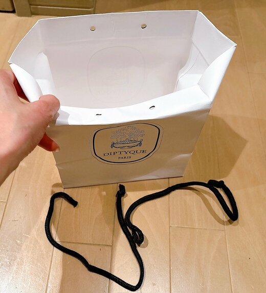 写真：紐を取った紙袋