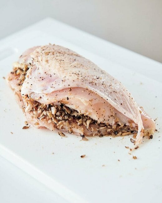 肉にキノコをつめる