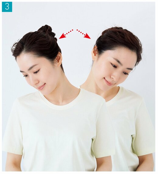 首を前にして左右に振る女性