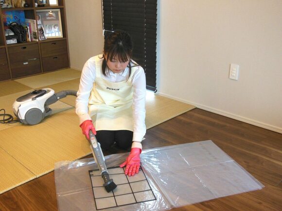 フィルターのホコリを掃除機で吸い取ってキレイに（写真はイメージです）