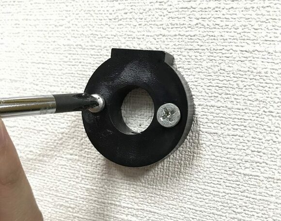 ネジ締めして取りつける