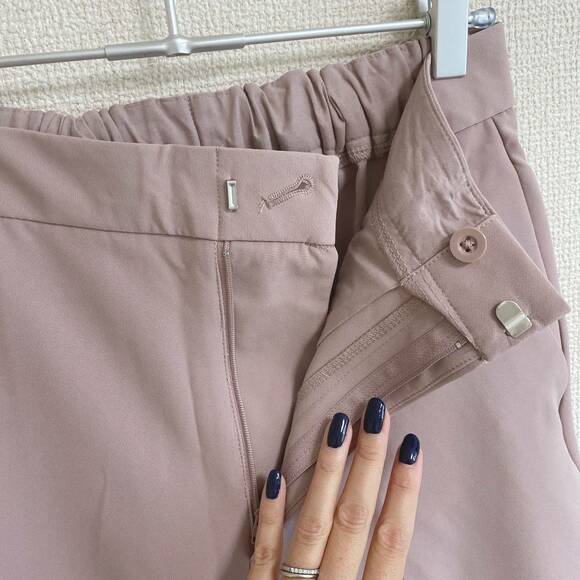 ストレッチストレートパンツボタン部分