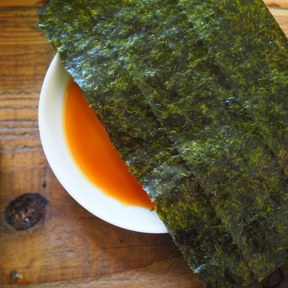 一面に敷くのりは、片面にしょうゆをつけてからのせると、味が染みておいしくなります。