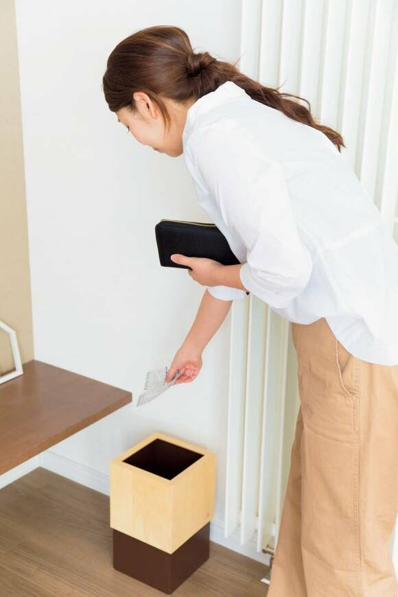 レシートをゴミ箱に捨てる田中さん