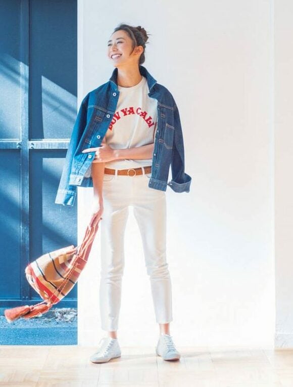 ジャケット白パンツ女性