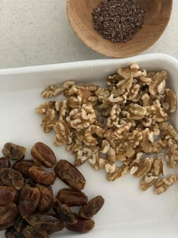 デーツとクルミ