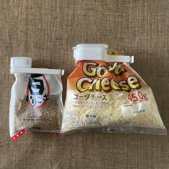 クリップをつけたチーズとゴマ