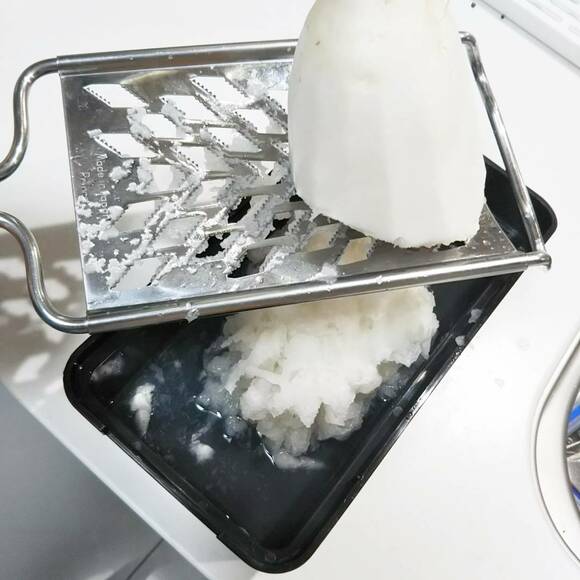 おろし金の上に大根