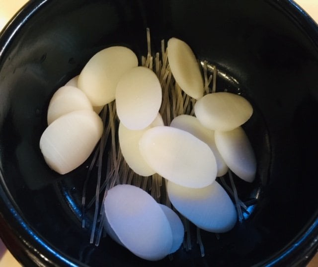 鍋にはるさめとトック