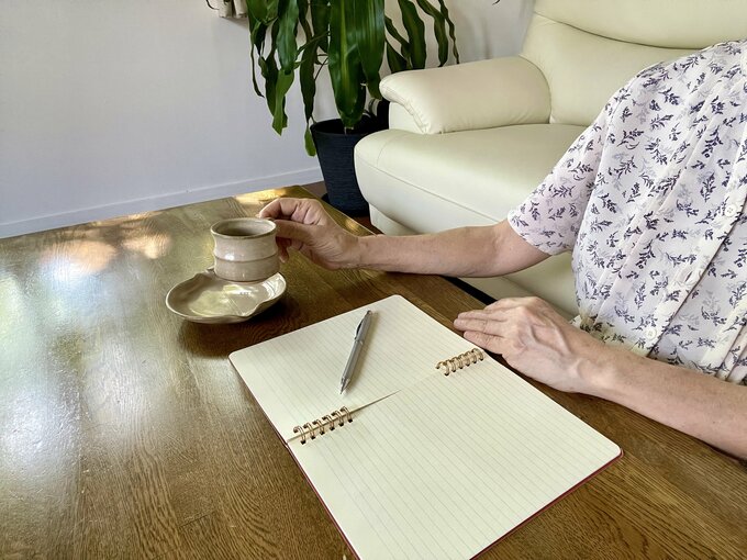 スケジュール帳を開くライフさん