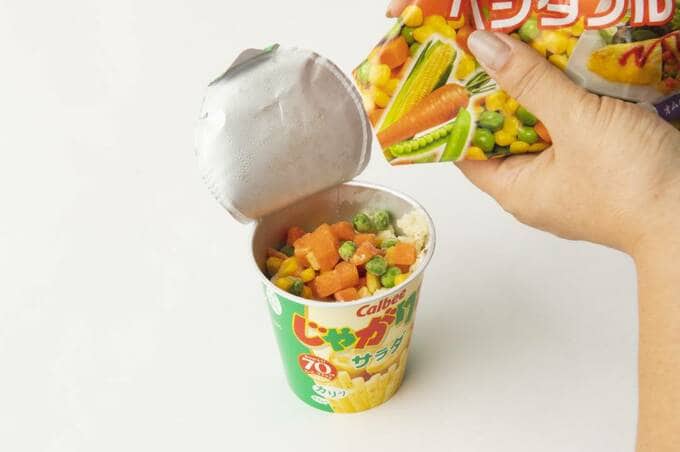 じゃがりこにミックスベジタブルを入れる