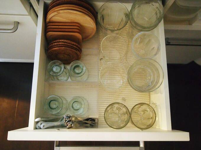 コースターやティースプーンなど、一緒に使うものをまとめておくと便利