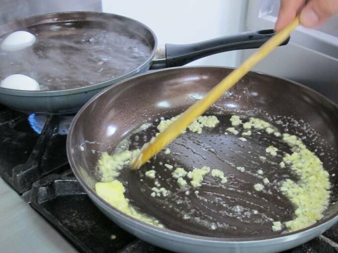 ニンニクのみじん切りを加える