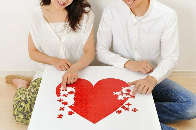 ハートのパズルをする男女