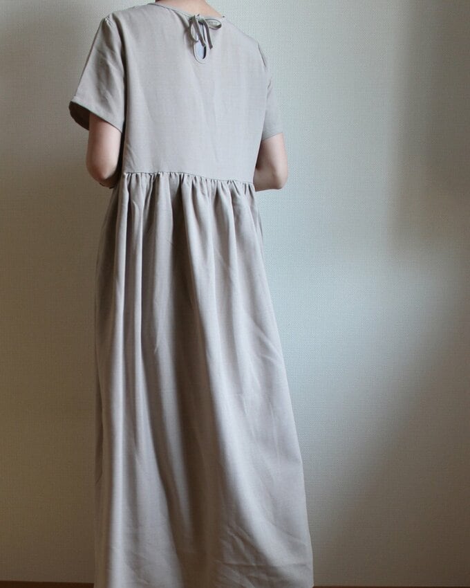 ワンピースを着たあさこさんの後ろ姿