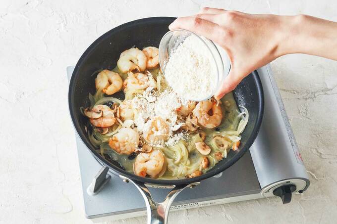 小麦粉を入れる画像