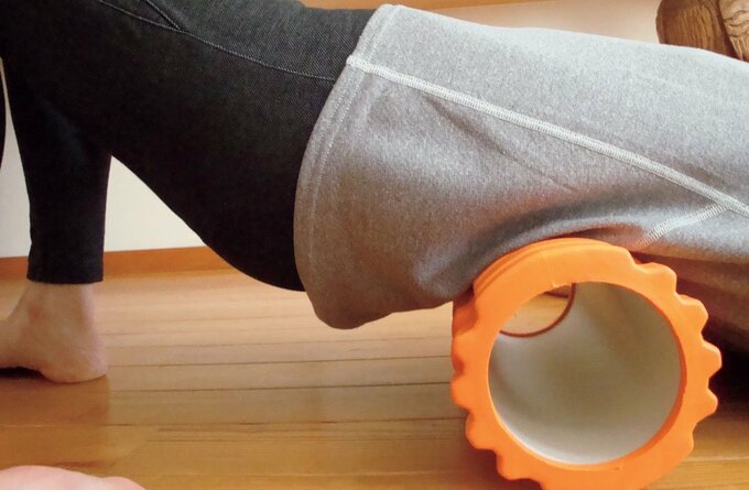 筋膜リリースローラーをする様子