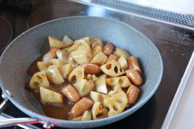 フライパンに調味料を加える
