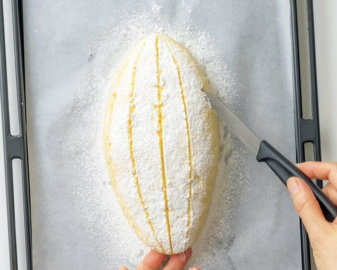 ニンジンパンの生地に切り込みを入れる