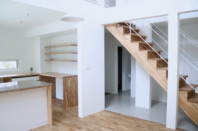 素材を絞ったLDKの様子