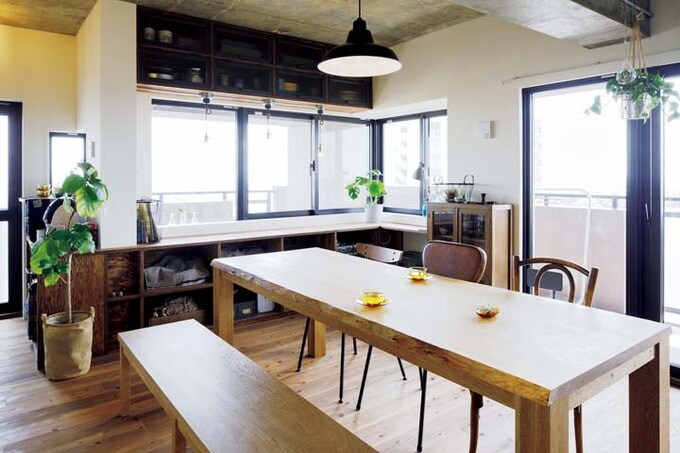 大きなテーブルのある、眺望のいいダイニングキッチン