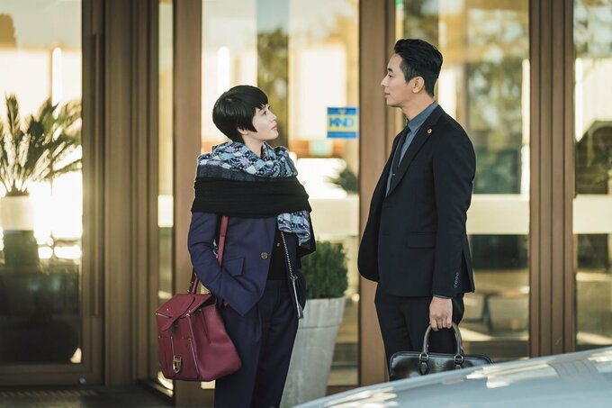 向かい合う男性と女性