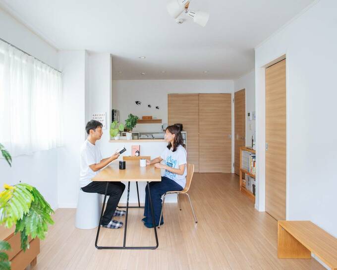 リビングに男女