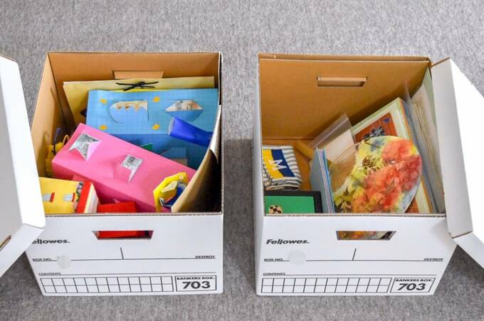 立体的なものやアルバムをボックスに収納した様子