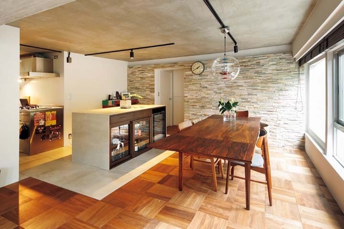 ダイニングキッチンの間に大きな作業台を新設