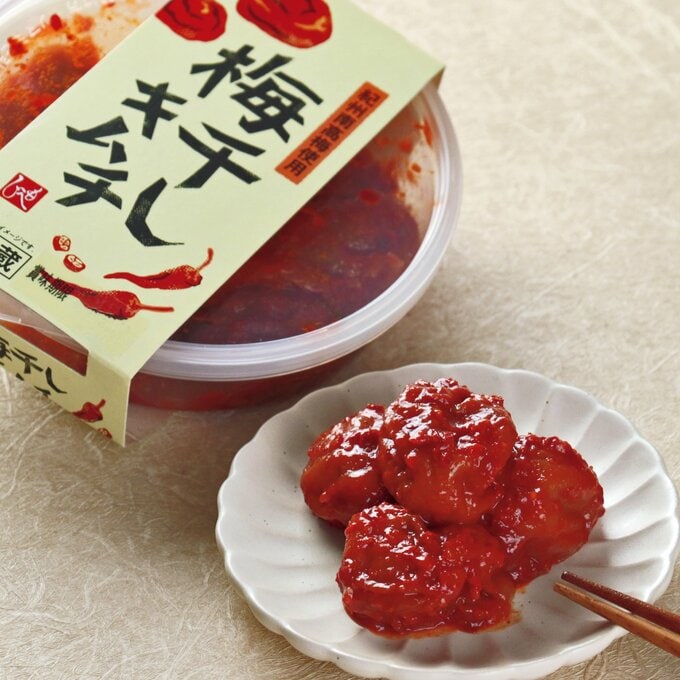白い小皿に盛られた梅干しキムチ