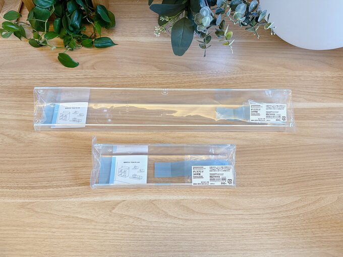 壁に付けられるアクリルディスプレイ