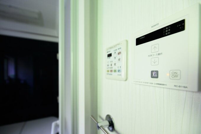 脱衣所にあるお風呂の操作パネル