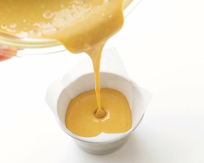 中華風蒸しパンの材料をプリンカップに流し入れる