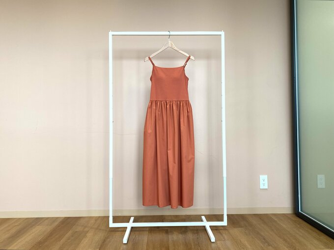 オレンジ色のキャミソールワンピースの画像