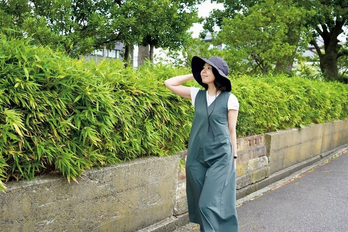 黒い帽子をかぶって散歩する女性