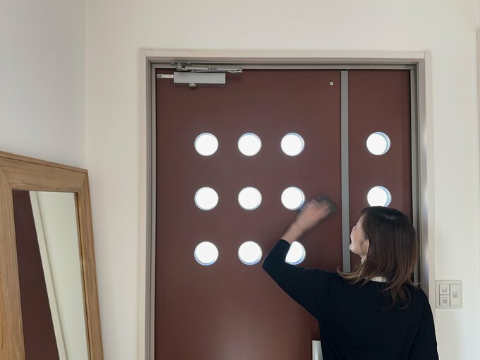 掃除する大木さん