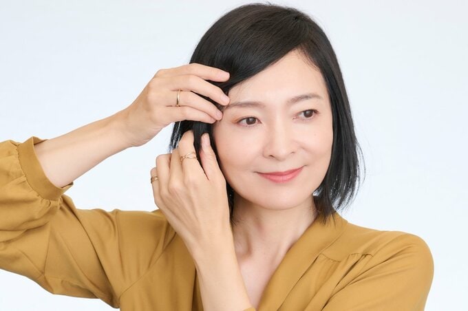 前髪を整える女性