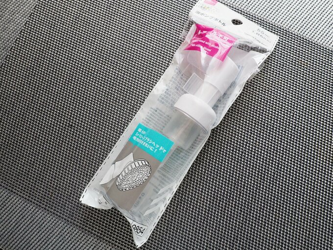 「泡ポンプボトル(55mL)」(110円)、材質・本体:PET、ポリプロピレン、シリコーンゴム、商品サイズ:3.4cm×15.1cm×5cm