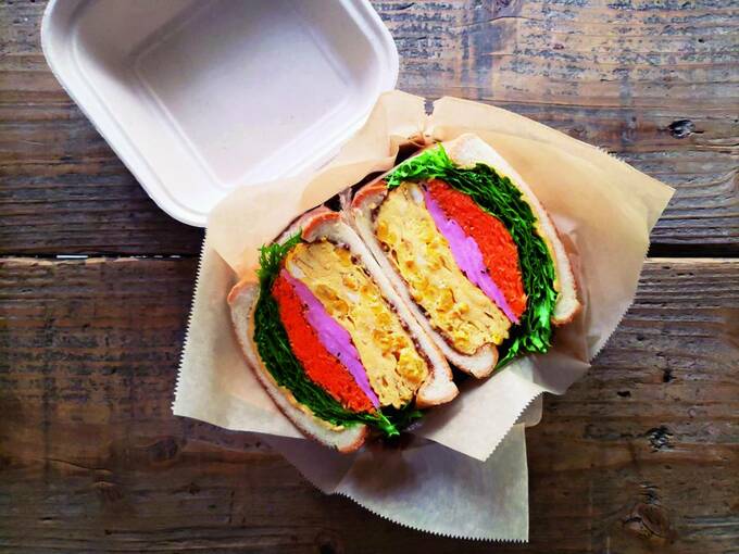 お弁当箱に入ったサンドイッチ